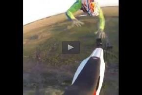 بالفيديو: متسابق يفشل بالإمساك بدراجته أثناء تنفيذ قفزة في الهواء ثم يسقط بقوة