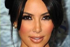 كيم كارداشيان ترغم مذيعة على أكل غراب