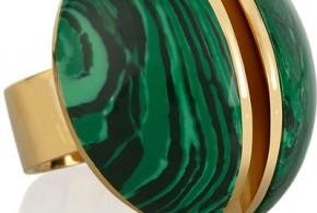 خاتم باللون الذهبي مرصع بالحجر الأخضر من كلوي Chloe.